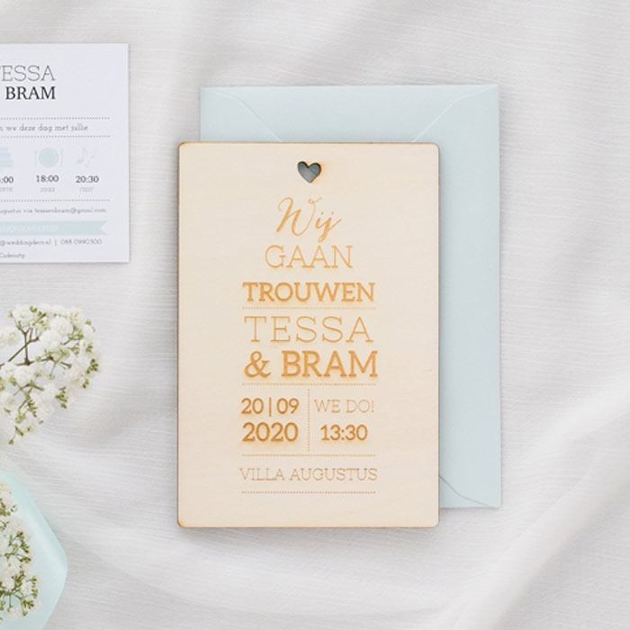 Houten trouwkaart lovely lettertypes