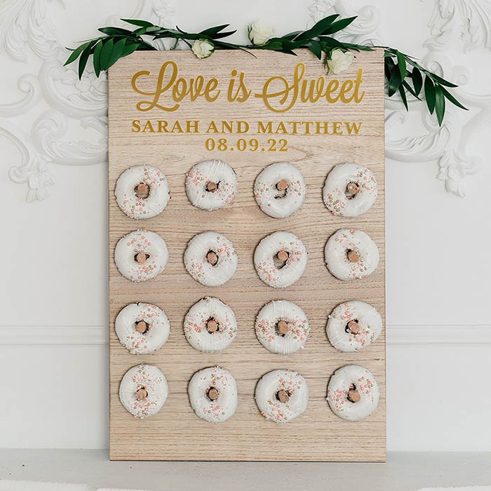 Donut Wall hout Love Is Sweet gepersonaliseerd